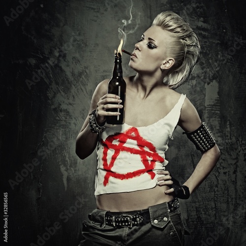 Obraz w ramie Punk girl smoking a cigarette