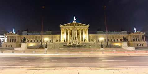 Fototapete - Austrian Parliament in Vienna at night