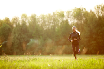 Junge Frau beim Joggen