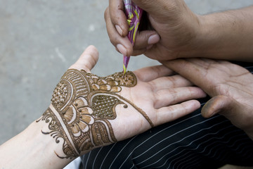 Canvas Print - fresh henna application on palm, Jaipur,India