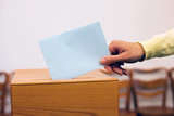 Fototapeta  - Frau bei Wahl mit Stimmzettel und Wahlurne