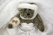Verletzter Teddy im Bett