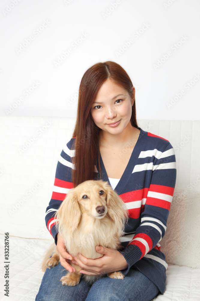 ソファーに座る犬と女性 の Stock フォト | Adobe Stock