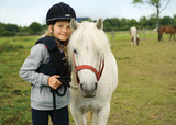 Fototapeta Lawenda - Mädchen mit pony