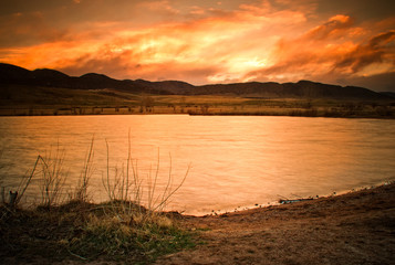 Wall Mural - Sunset along lake Chatfield