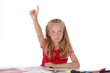 © mariesacha - fillette blonde de 9 ans demandant la parole en classe