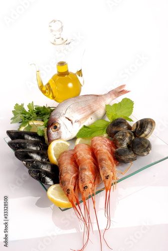 Piatto Di Pesce Fresco Su Vetro Buy This Stock Photo And Explore
