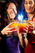 © Kzenon - Leute mit Cocktails in Bar oder Club