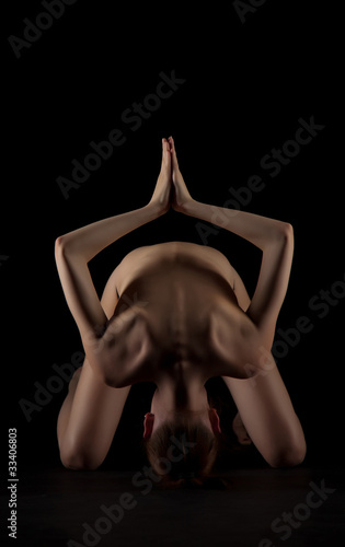 Geometric posing girl - 33406803