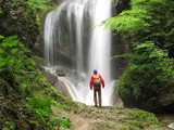 Fototapeta Łazienka - Wanderer steht vor Wasserfallstufe