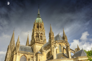 Lune sur HDR de cathédrale