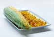 Kolba kukurydzy i ziarno kukurydzy na talerzu