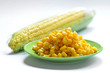 Kolba kukurydzy i ziarno kukurydzy na talerzu