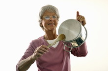 Seniorin Hat Spass Beim Kochen