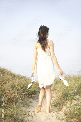 裸足で歩く女性の後姿 Stock Photo Adobe Stock
