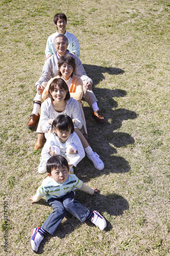 一列に並んで座る三世代ファミリー Stock Photo Adobe Stock 一列に並んで座る三世代ファミリー Stock Photo Adobe Stock