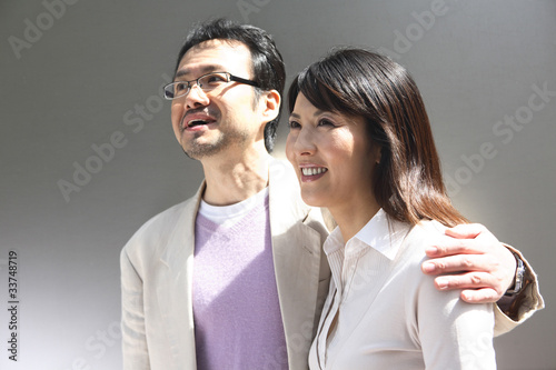肩を組むミドルカップル Stock 写真 Adobe Stock 肩を組むミドルカップル Stock 写真 Adobe Stock
