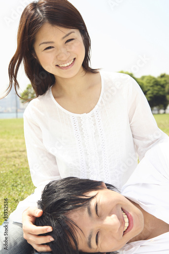 彼女に膝枕してもらう男性 Stock Photo Adobe Stock 彼女に膝枕してもらう男性 Stock Photo Adobe Stock