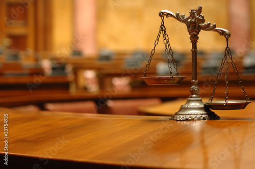 Fotografía Decorative Scales of Justice in the Courtroom