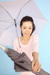 傘を渡す女性