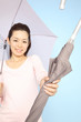 傘を渡す女性