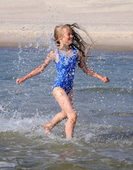 Wall Mural - Girl running on waves