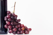 © carballo - uvas con botella de vino aislado en fondo blanco