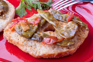 frisella con peperoncini verdi fritti e pomodoro