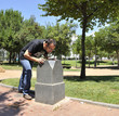 © mick20 - Chico bebiendo agua en fuente del parque