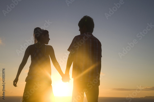 夕暮れに手を繋ぐカップルのシルエット Buy This Stock Photo And Explore Similar Images At Adobe Stock Adobe Stock