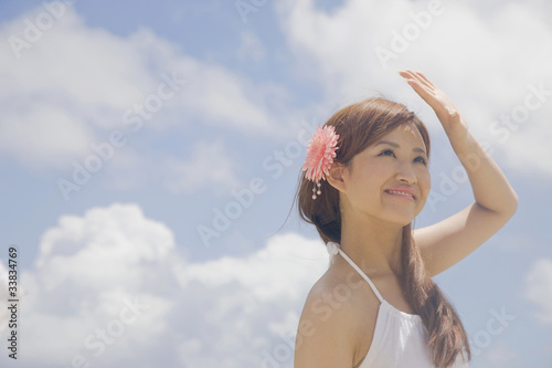 太陽に手をかざす女性 Stock Photo Adobe Stock
