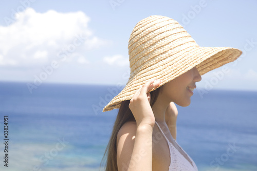 麦わら帽子を被って微笑む女性の横顔 Stock 写真 Adobe Stock