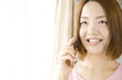 © paylessimages - 携帯電話で通話する女性