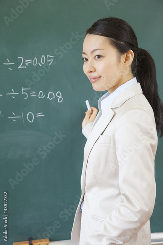 黒板に問題を書く女性教師 Stock 写真 Adobe Stock