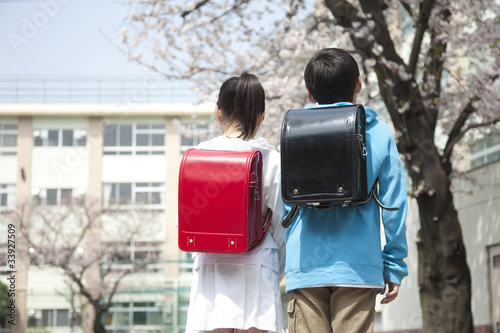 桜の下に立つ小学生男女の後ろ姿 Stock 写真 Adobe Stock 桜の下に立つ小学生男女の後ろ姿 Stock 写真 Adobe Stock