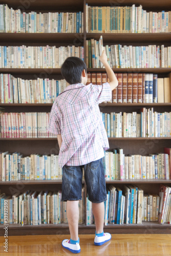 図書室で本を探す小学生男子の後ろ姿 Stock Photo Adobe Stock 図書室で本を探す小学生男子の後ろ姿 Stock Photo Adobe Stock