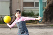 ドッジボールをする小学生女子