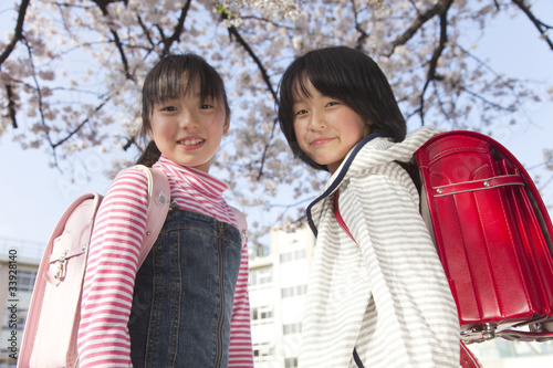 振り返って微笑む小学生女子2人stock Photo Adobe Stock