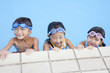 プールに浸かる笑顔の子ども達