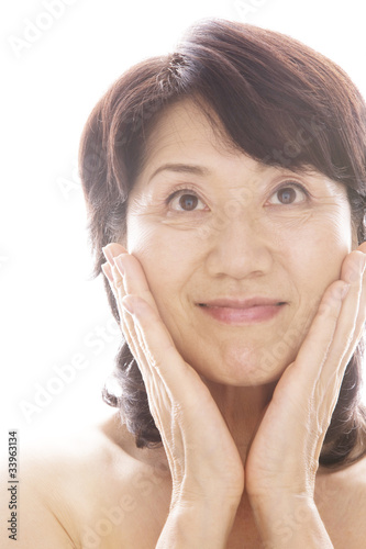 自分の頬に手を添える女性 Stock Photo Adobe Stock