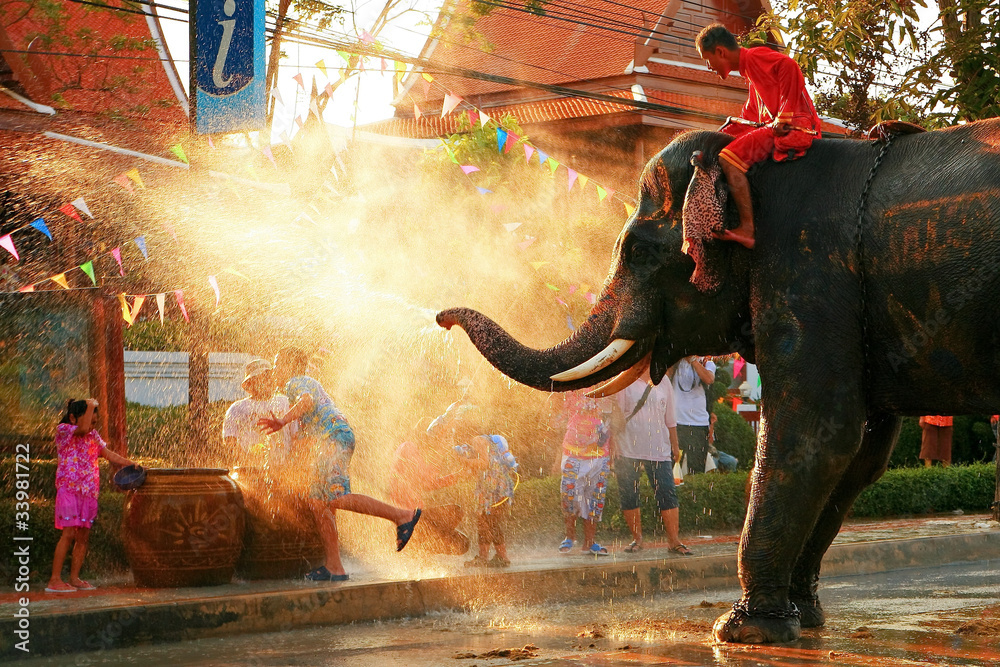 Elephant spraying water on people during Songkran festival, Bangkok - obrazy, fototapety, plakaty 