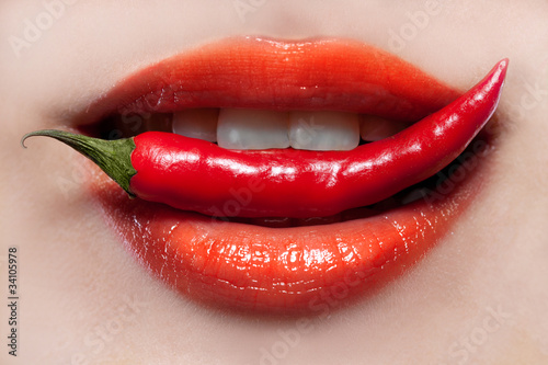 Fotografia  Woman lips and chili pepper