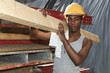 giovane operaio in cantiere, ritratto di lavoratore africano