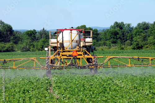 Fotografía Close up of tractor spraying pesticides on crop