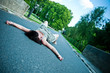 femme allongée sur la route