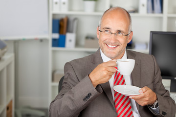 Poster - entspannter geschäftsmann mit kaffee