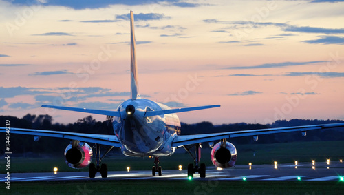 samolot na płycie lotniska Fototapeta