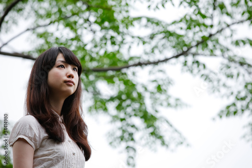斜め上を見上げる女性 Stock Photo Adobe Stock