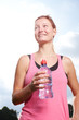 sportliche Frau mit Wasserflasche