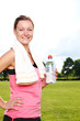 Sportlerin mit Wasserflasche und Handtuch
